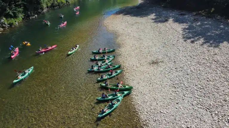 Imagen aérea de personas en canoa realizando el Descenso del Sella.