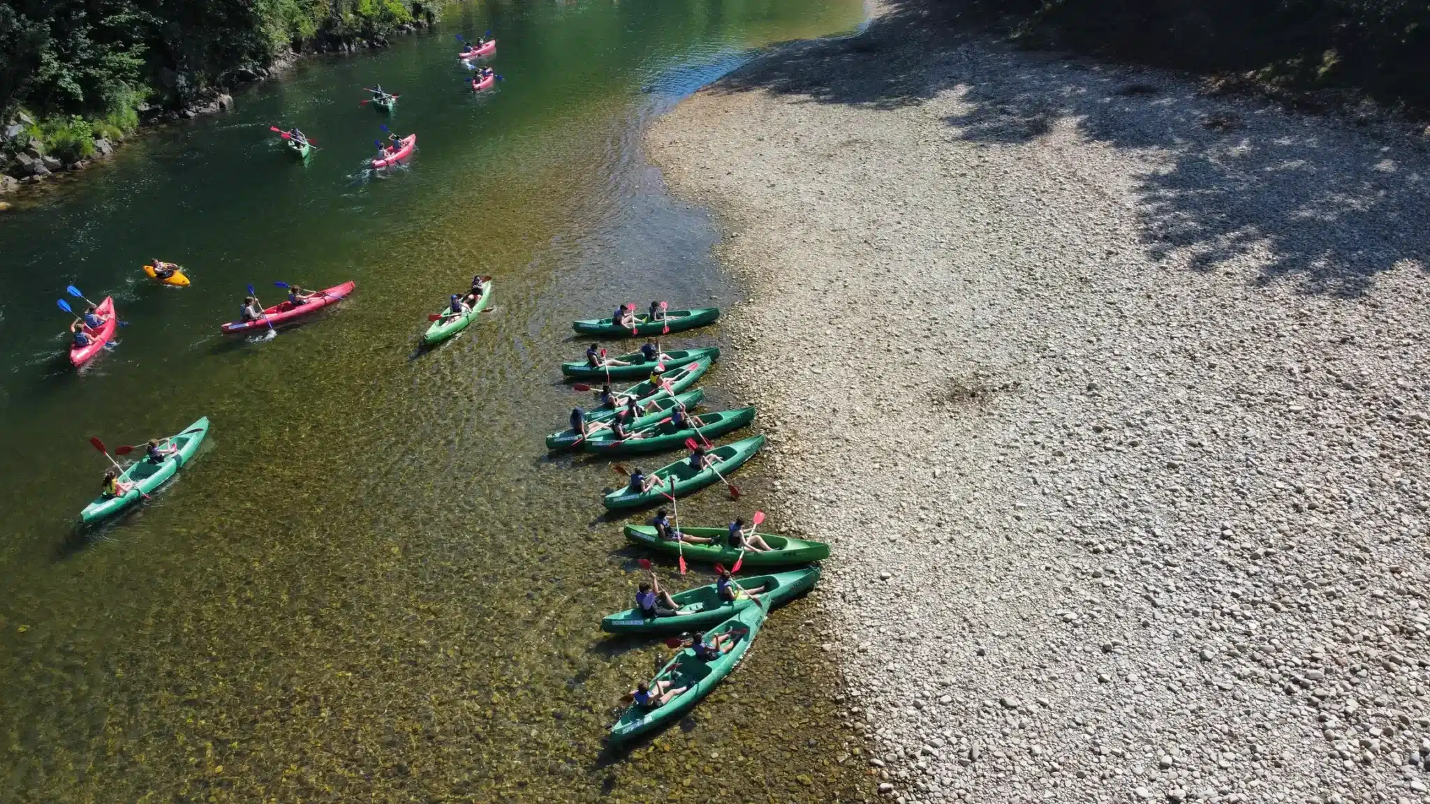 Imagen aérea de personas en canoa realizando el Descenso del Sella.
