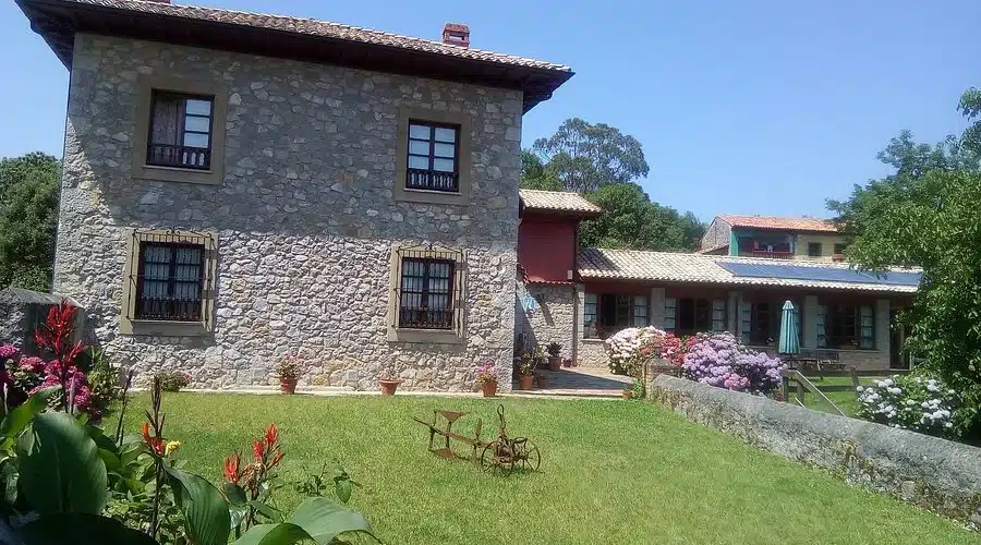 Imagen de la fachada exterior del Hotel Rural Ovio.