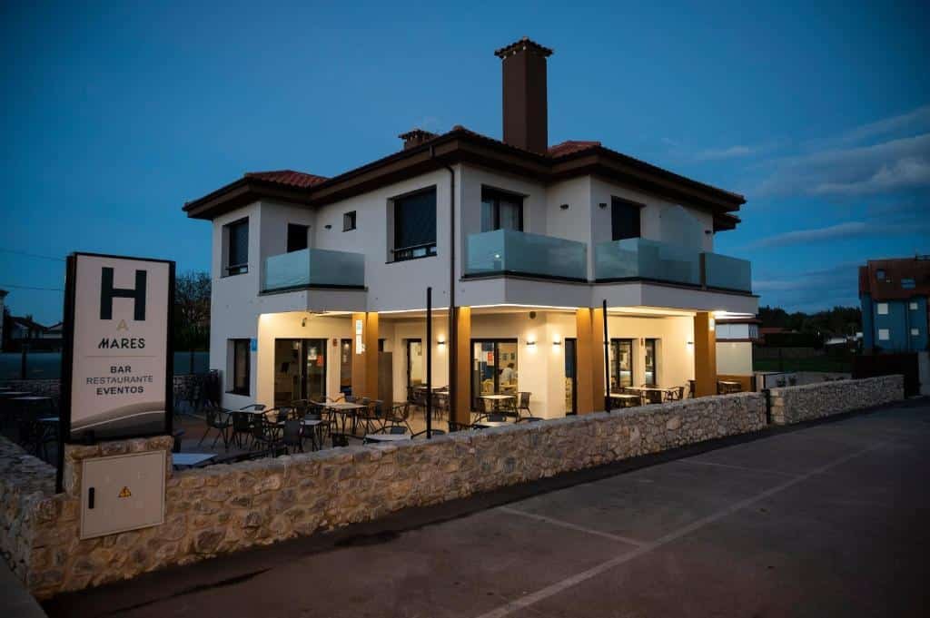 Imagen de la fachada del Hotel A Mares