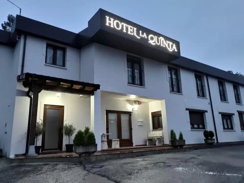 Imagen de la fachada y entrada del Hotel La Quinta, en Cué.