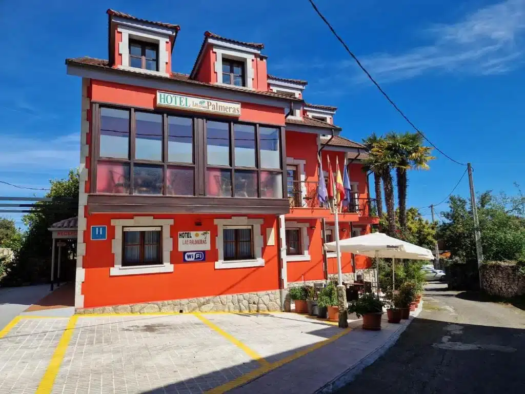 Imagen de la fachada del Hotel Las Palmeras Suite, en Celorio.