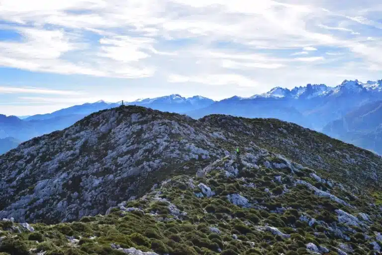 Pico Cabeza Ubena y sus vistas a los Picos de Europa en el fondo.
