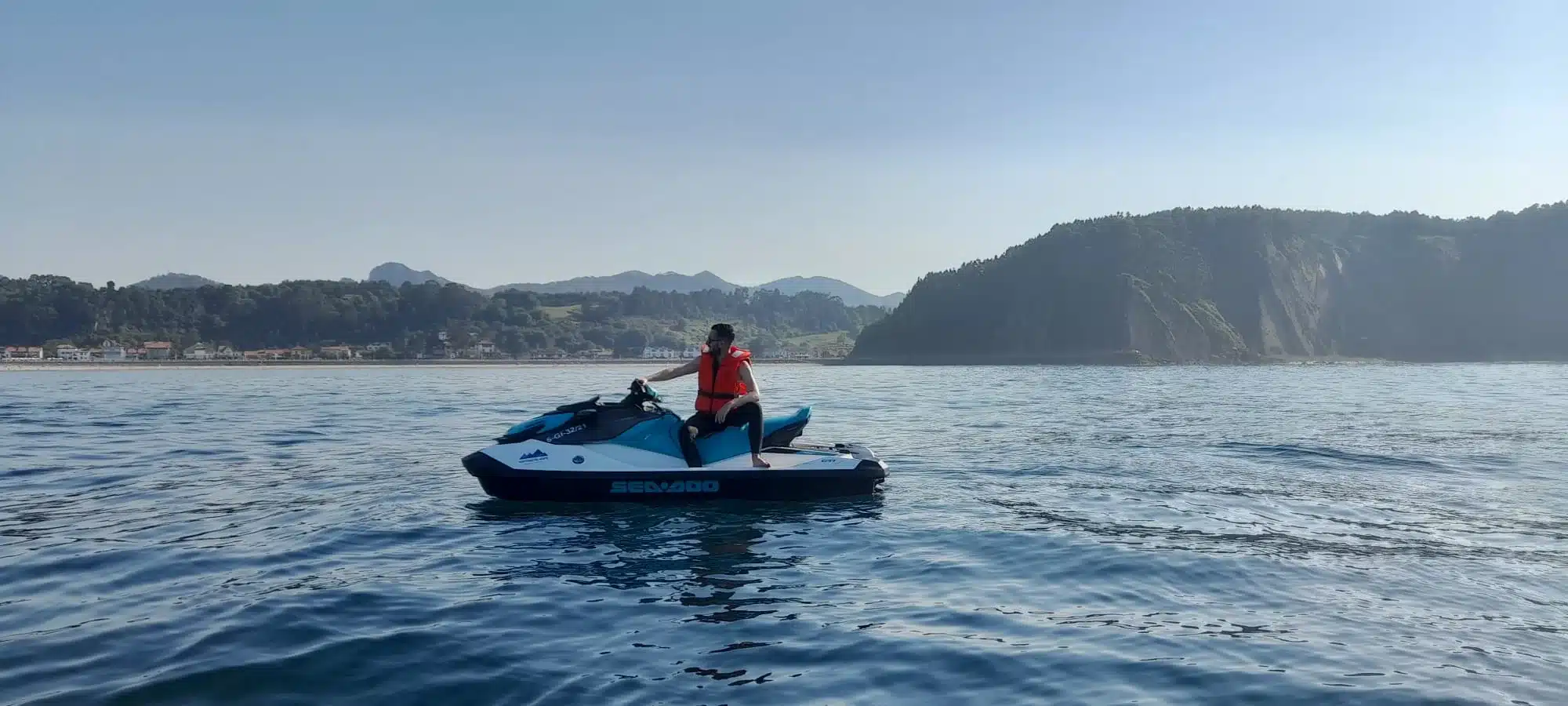 Imagen del tour en moto de agua frente a la preciosa playa e Santa Marina, en Ribadesella