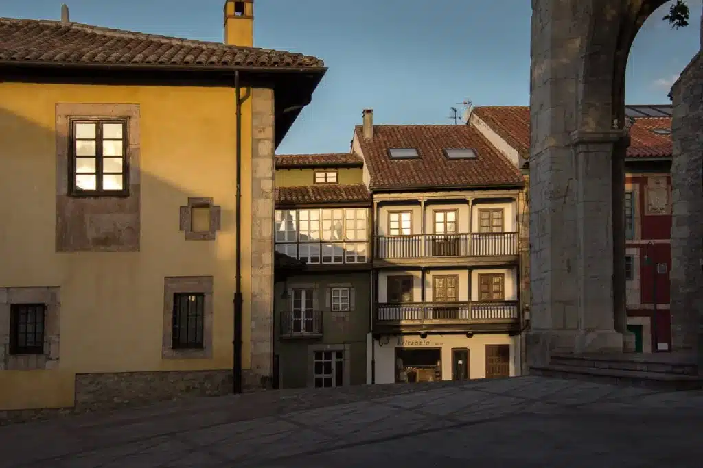 Imagen de las casas blasonadas del casco historico de llanes que podrás observar durante el tour privado