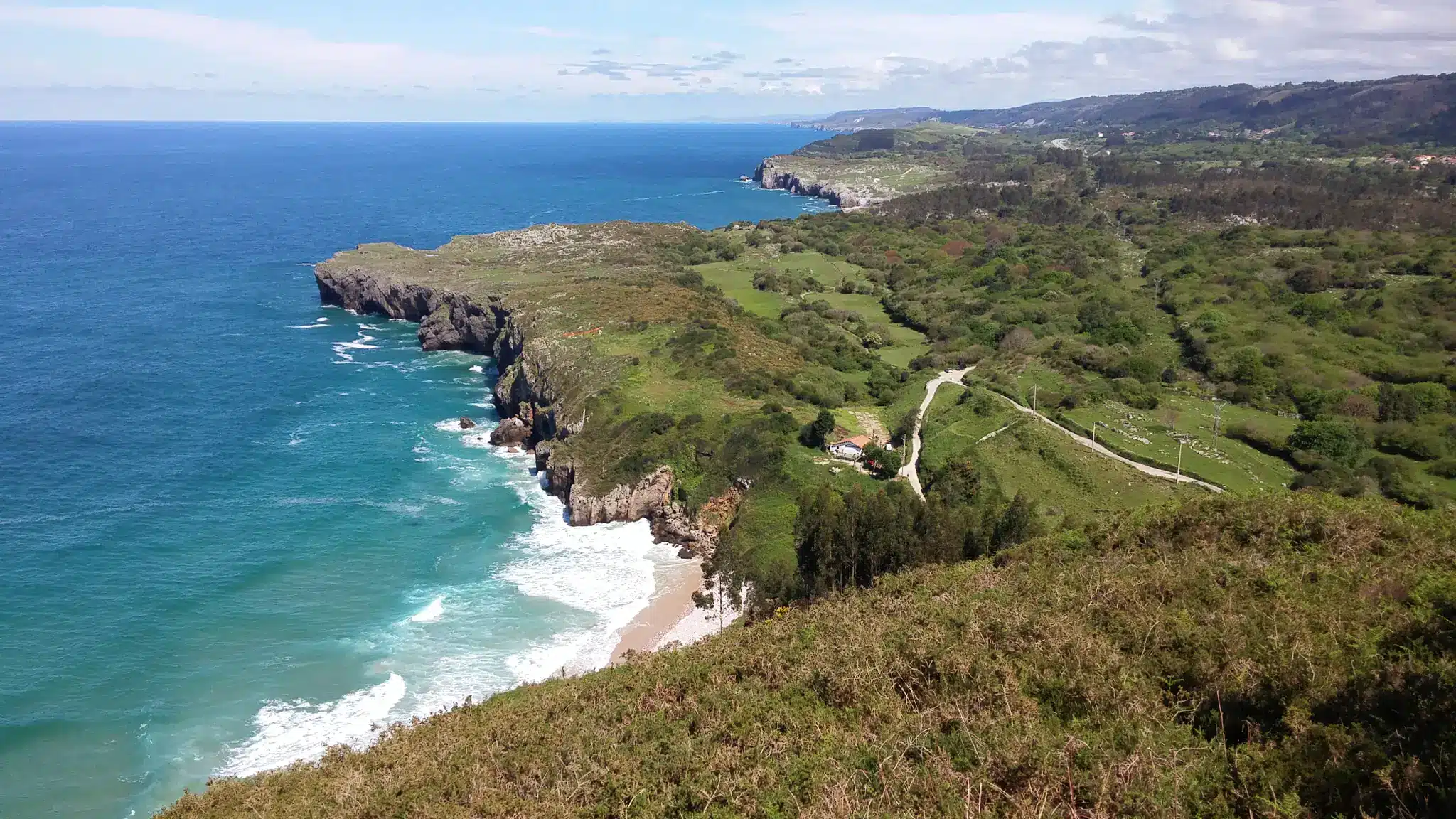 Imagen de la costa de llanes visible desde la ruta de senderismo de pendueles