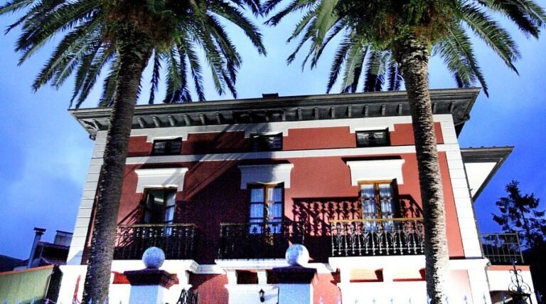 Fachada principal del Hotel Casa de Indianos