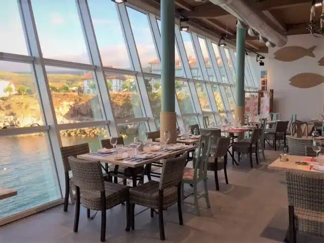 Restaurante El Bálamu en Llanes con vistas al puerto