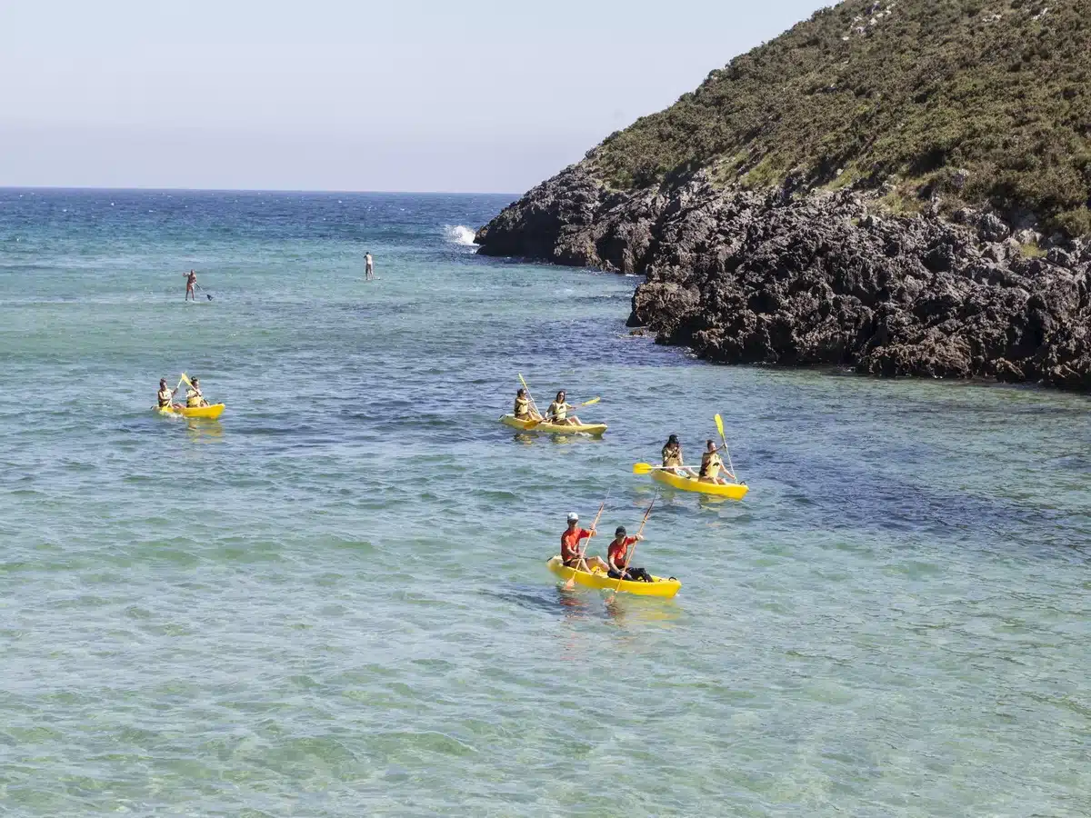 Imagen de personas realizando el tour en kayak por las costas de llanes.