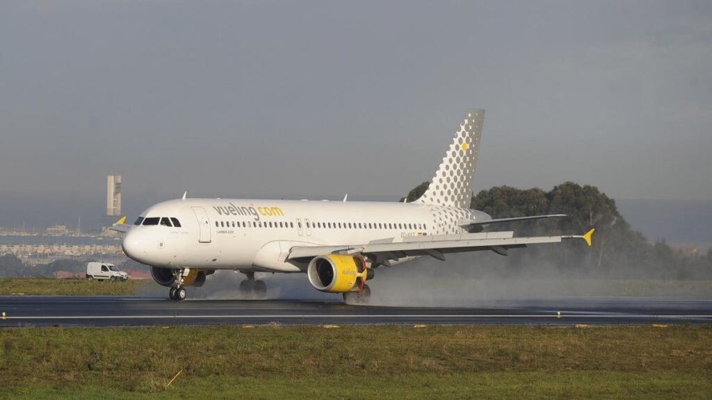 Airbus A320 de Vueling aterrizando en el aeropuerto de Asturias.