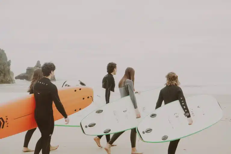 Imagen de unos surfistas durante una sesión de surf en Llanes