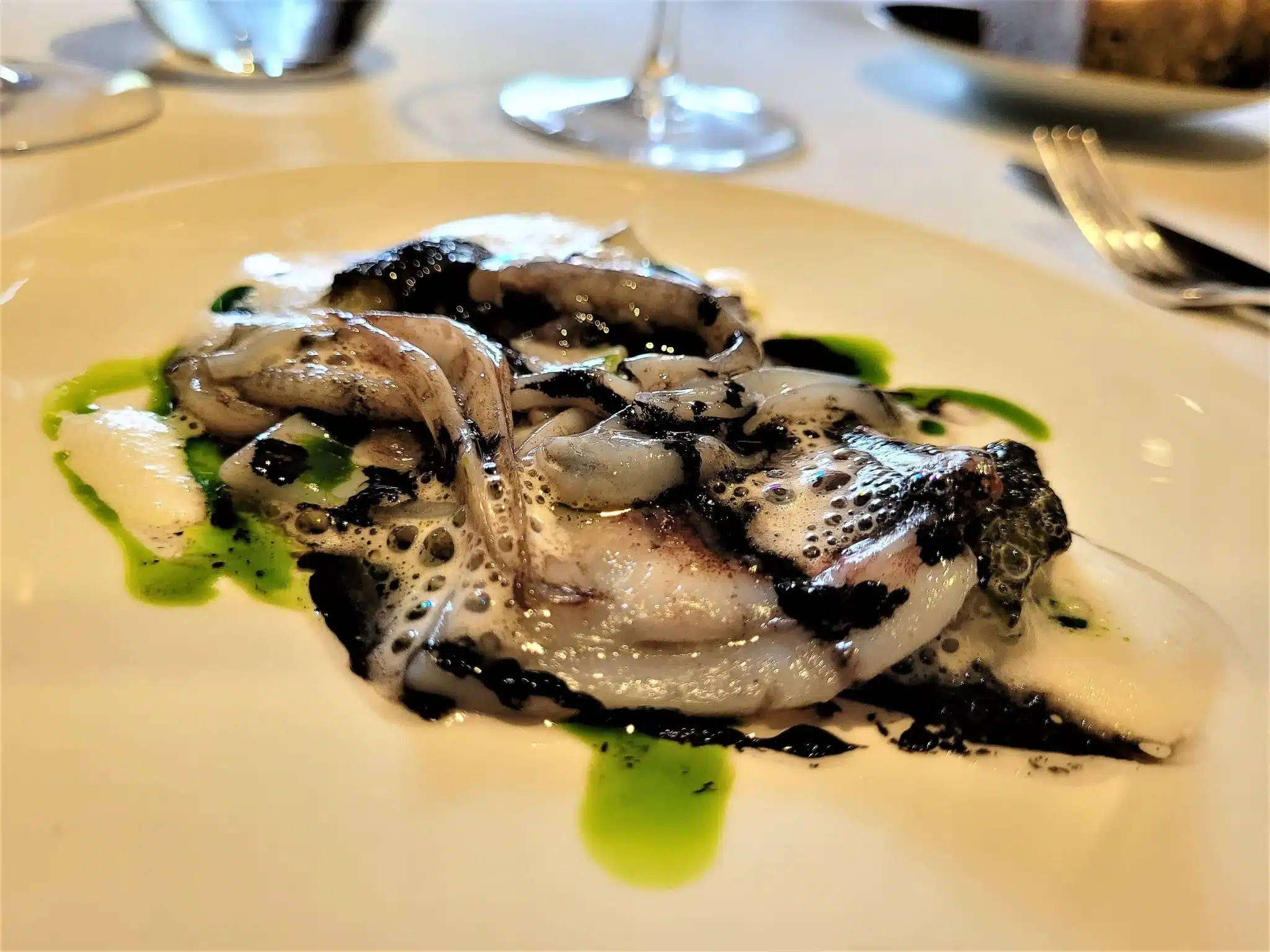 Chipirones a la tinta en Casa Marcial, uno de los mejores restaurantes michelín cerca de Llanes