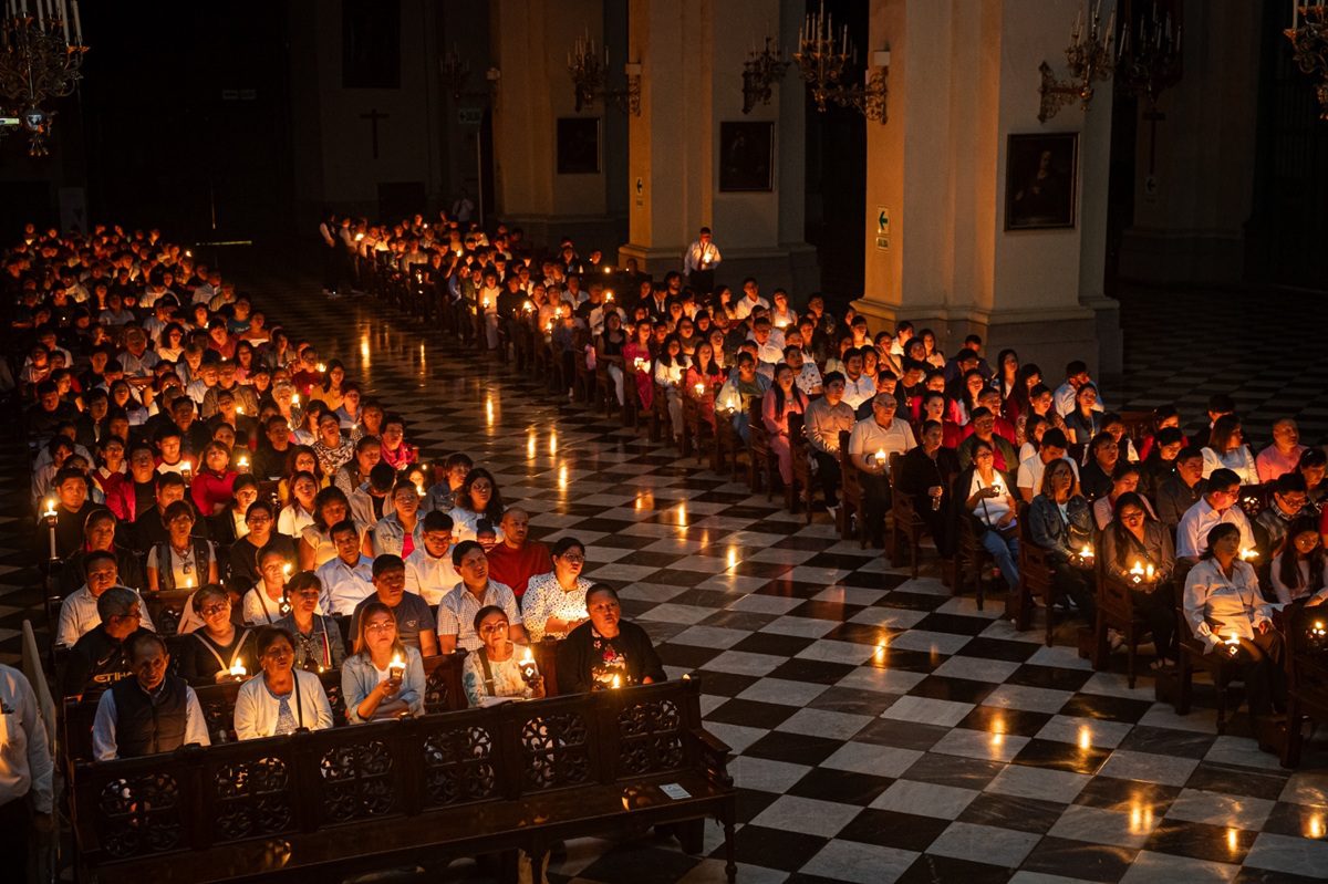 Vigilia Pascual durante el Sábado Santo en Llanes