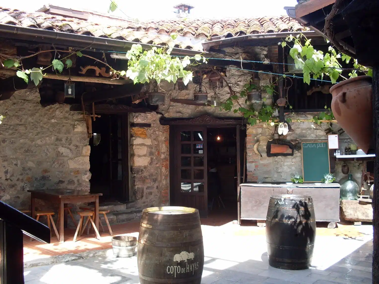 Imagen del patio interior del Restaurante Casa Poli, en Puertas de Vidiago