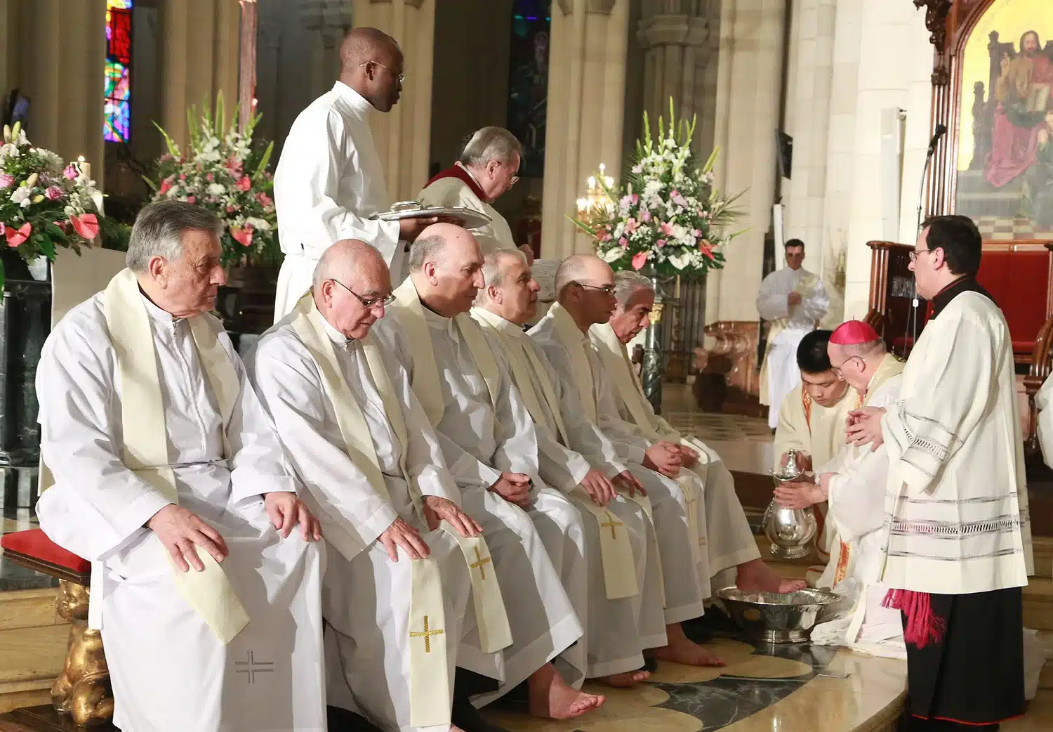 Imagen de la solemne Misa del Señor durante el Jueves Santo en Llanes