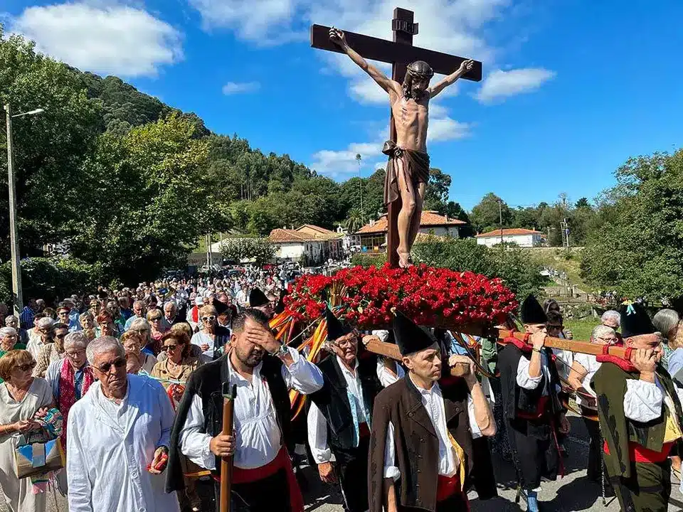 Celebración de la Pasión de Cristo durante el Viernes Santo en Llanes