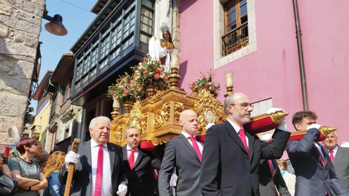 Procesión del Santo Encuentro durante en Domingo de Pascua en Llanes
