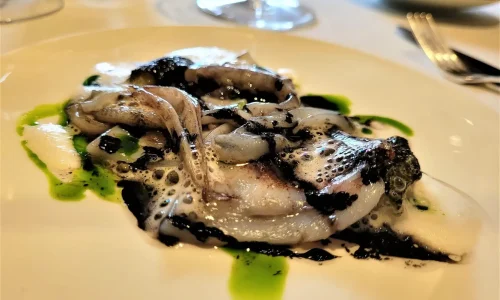 Chipirones a la tinta en Casa Marcial, uno de los mejores restaurantes michelín cerca de Llanes