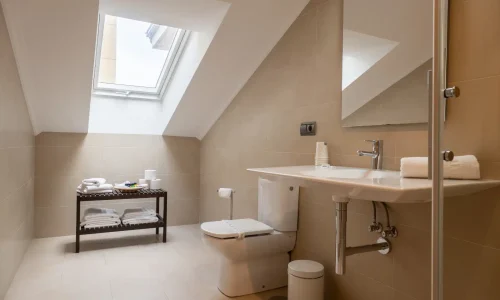 Baño de una de las habitaciones del Hotel Miracielos