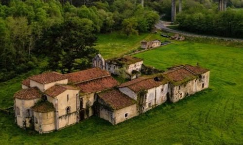 Imagen aérea de la Iglesia y Monasterio de San Antolín de Bedón