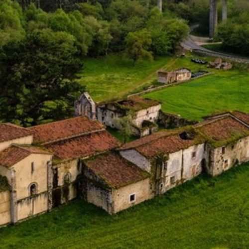 Imagen aérea de la Iglesia y Monasterio de San Antolín de Bedón