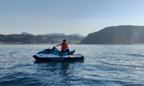 Imagen del tour en moto de agua frente a la preciosa playa e Santa Marina, en Ribadesella