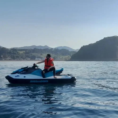 Imagen del tour en moto de agua frente a la preciosa playa e Santa Marina, en Ribadesella