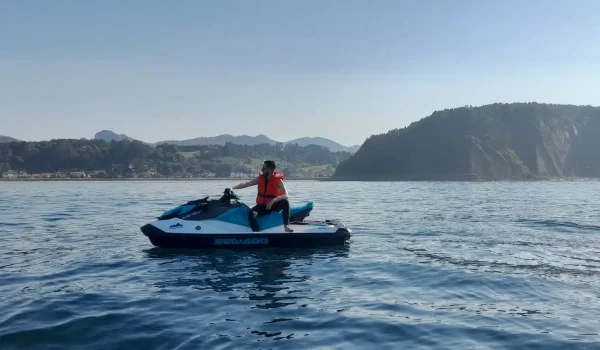 Imagen del tour en moto de agua frente a la preciosa playa e Santa Marina, en Ribadesella