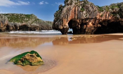 Playa de cuevas del mar