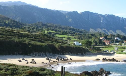 Imagen de la Playa de Toró con la Sierra del Cuera al fondo.