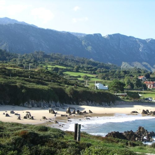 Imagen de la Playa de Toró con la Sierra del Cuera al fondo.
