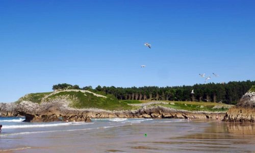Imagen de la playa de las Cámaras, formando parte de la playa de Palombina,