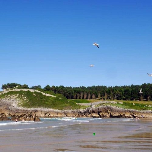 Imagen de la playa de las Cámaras, formando parte de la playa de Palombina,