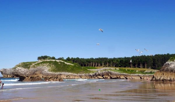 Imagen de la playa de las Cámaras, formando parte de la playa de Palombina,