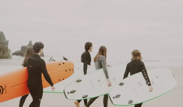 Imagen de unos surfistas durante una sesión de surf en Llanes