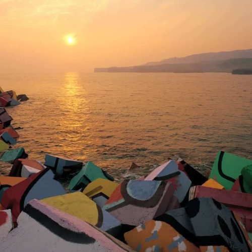 Amanecer visto desde los Cubos de La Memoria, en llanes.
