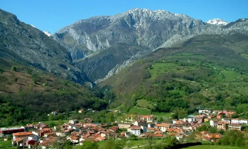 Imagen del pueblo de Arenas de Cabrales