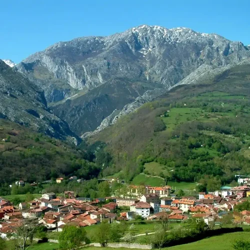 Imagen del pueblo de Arenas de Cabrales