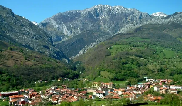 Imagen del pueblo de Arenas de Cabrales