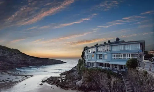 Imagen del Hotel Sablón con el atardecer sobre el Mar Cantábrico.