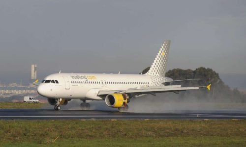Airbus A320 de Vueling aterrizando en el aeropuerto de Asturias.