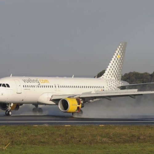 Airbus A320 de Vueling aterrizando en el aeropuerto de Asturias.