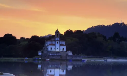 Imagen de la Iglesia de Nuestra Señora de los Dolores al atardecer, en Niembro.