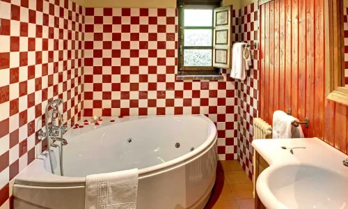 Baño con bañera de hidromasaje o jacuzzi en algunas de las habitaciones del Hotel Rural La Montaña Mágica