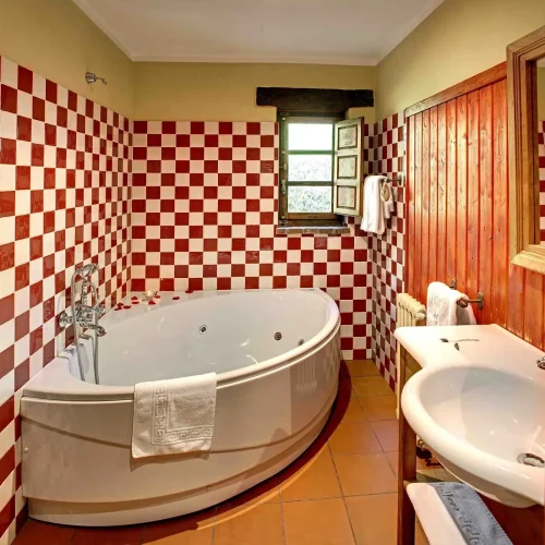 Baño con bañera de hidromasaje o jacuzzi en algunas de las habitaciones del Hotel Rural La Montaña Mágica