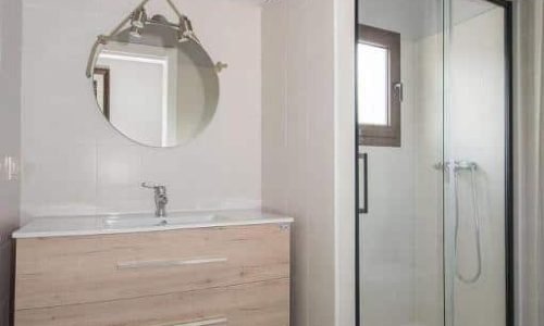 Imagen del baño de una habitación de la villa el tinganon