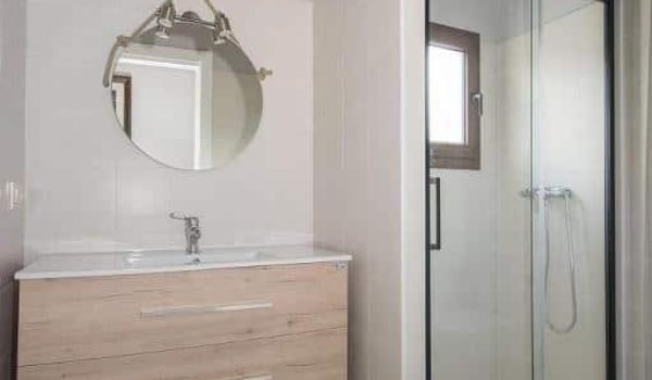 Imagen del baño de una habitación de la villa el tinganon