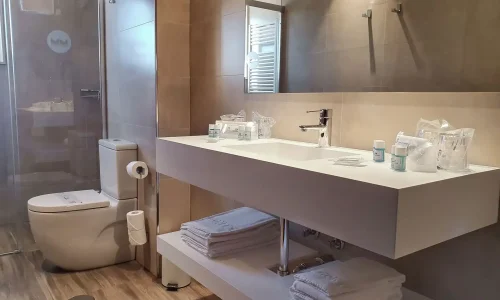 Imagen del baño familiar del Hotel Montemar