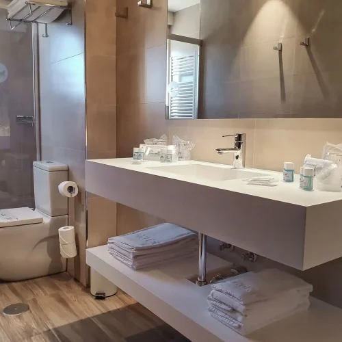 Imagen del baño familiar del Hotel Montemar