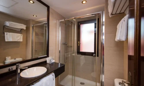 Baño de una habitación del Gran Hotel Paraíso